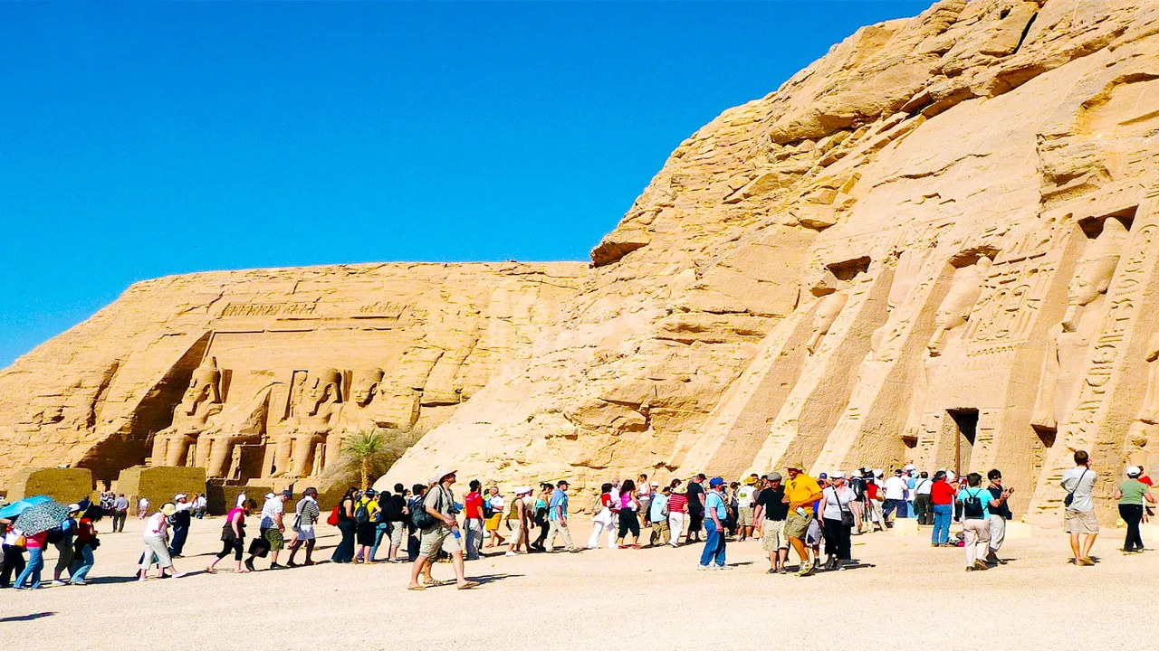 مباحثات وزير السياحة المصري مع منظمي رحلات فرنسيين لتعزيز التدفق السياحي
